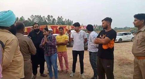 लखीम पुर हिंसा में बहराइच के दो मृतक किसान गुरविंदर सिंह और दलजीत सिंह के घर हर दिन किसी न किसी नेता या समाज सेवी का आना लगातार जारी है