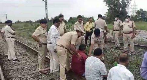पटरियों पर किसान सभा के धरना से कोयला ढुलाई बाधित, 2 घंटे जाम से 3 करोड़ के नुकसान का अंदेशा, आंदोलनकारी किसानों से पुलिस की झड़प