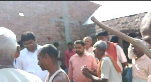 वीडियो बलहा श्री रंजन लाल गुप्ता ने किया औचक निरीक्षण लोगों को वितरित खाने पीने की वस्तुओं वस्तुएं