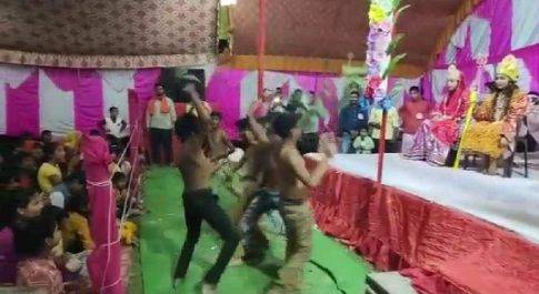 तेजवापुर ब्लाक के कटहा कारीपुरवा में चल रही नौ दिवसीय श्रीराम कथा