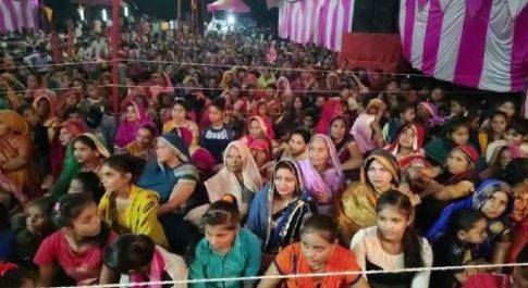 तेजवापुर ब्लाक के कारीपुरवा बाग में चल रही राम कथा में मौजूद श्रद्धालु ,राम जन्म की कथा से भाव विभोर हुए श्रोता