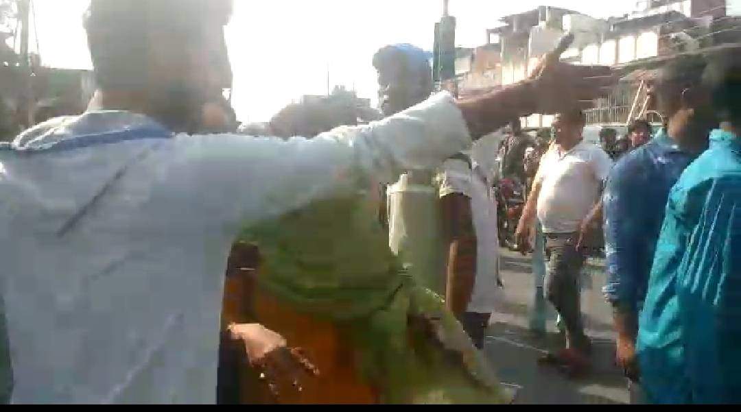 राजधानी लखनऊ में पुलिस की लापरवाही से हुई युवक की हत्या, धारदार हतियार से किये कई वार