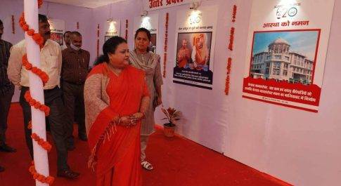 सदर विधायक अनुपमा जायसवाल ने किया चित्र प्रदर्शनी का अवलोकन
