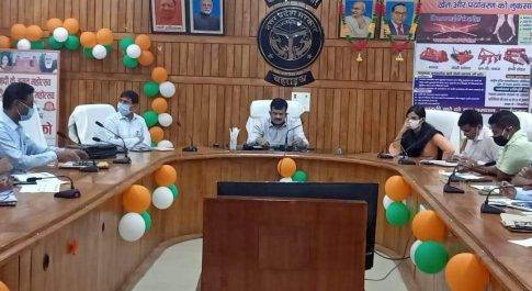 अभियान चलाकर शत प्रतिशत लक्षित वर्ग का कोविड टीकाकरण कराया जाय: डीएम