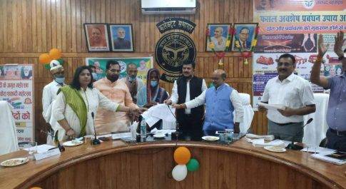 डीएम के प्रयास से श्रीमती सरोज सिंह को मिली दुरूस्त खतौनी की नकल