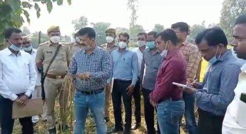 धान फसल की क्राप कटिंग के लिए ग्राम अशोका पहुॅचे डीएम चित्र संख्या 01 से 04 तक तथा फोटो कैपशन