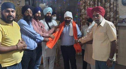 गुरुद्वारा श्री गुरु सिंह सभा पहुॅच डीएम ने माथा टेका