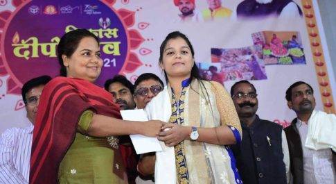 दीपावली मेला में आयोजित हुई काव्य संध्या कवियों शायरों ने प्रस्तुत की अपनी काव्य रचनाएं