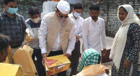 डीएम ने कुष्ठ रोगियों को वितरण किया अंगवस्त्र