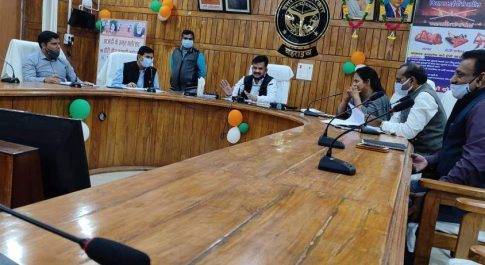 डीएम की अध्यक्षता में सम्पन्न हुई स्मार्टफोन व लैपटाप वितरण योजना की बैठक