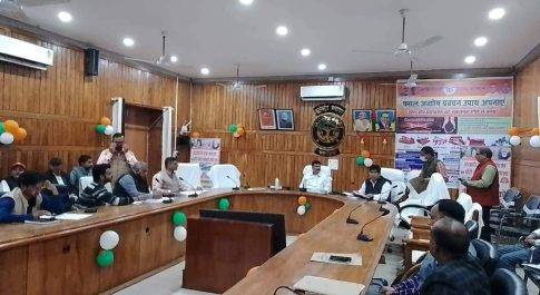 स्मार्टफोन व लैपटाप वितरण योजना से वंचित न रहे पाए कोई पात्र: डीएम