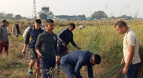 नेपाली सुरक्षाकर्मी ने एयरपोर्ट मे सरसफाइ किया