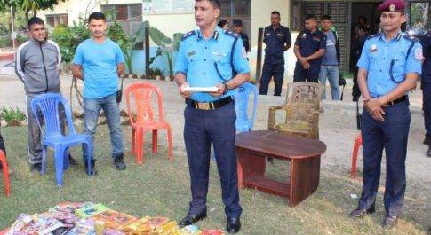 चोरी छिपे भारत से नेपाल जा रहे दो लाख रूपये के पटाखे को बांके पुलिस ने पत्रकारों के सामने ही किया नष्ट