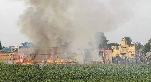 अचानक पटाखो की दुकान लगी भीषण आग, लाखो का हुआ नुकसान