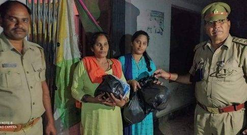 थाना प्रभारी ने आर्थिक रुप कमजोर परिवारों को दिया दीपावली का उपहार
