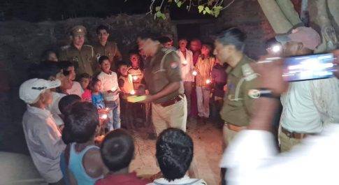 मोतीपुर पुलिस ने बच्चो संग मनायी दीवाली। जलवाये दीपक, बाटी मिठाईयां।*