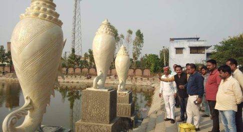 नौतनवा।छठ पर्व पर घाट का निरिक्षण करते एसडीएम ।शंख एक अलग तरह की छटा विखेर रहा है:गुड्डू खान