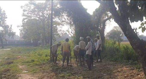 _सफाई कर्मी दीहाड़ी मजूर लगाकर करवा रहे हनुमान सरोवर की सफाई