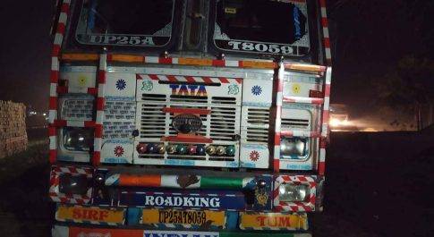 ट्रक की टक्कर से युवक की मौत, पुलिस बल मौके पर मौजूद