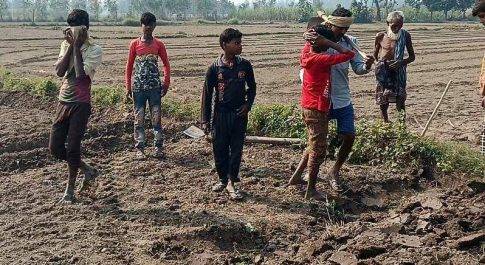 बच्चों के हाथों में किताब की जगह थमा दिया गया फावड़ा