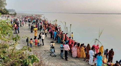 छठ पर्व पर डूबते सूरज को व्रती महिलाओं ने दिया अर्घ्य