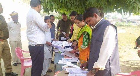 तहसीलदार ने किया रुपईडीहा मतदाता पुनरीक्षण केंद्र का दौरा