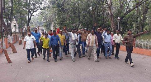 भूविस्थापित किसानों का धरना तेरहवें दिन भी जारी, कुसमुंडा महाप्रबंधक की धरना समाप्त करने की अपील पर कहा : रोजगार मिलने तक जारी रहेगा आंदोलन