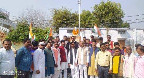 पंडित जवाहरलाल नेहरू की जयंती पर कांग्रेसियों ने महंगाई के खिलाफ प्रदर्शन कर निकाली पदयात्रा