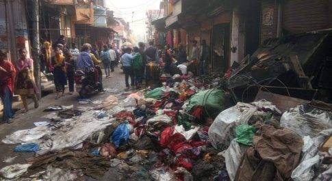 रुपईडीहा कस्बे में हुए भीषण अग्निकांड में कपड़े की चार दुकाने हुई जलकर राख ,60 लाख रुपये से अधिक का नुकसान होने का अनुमान