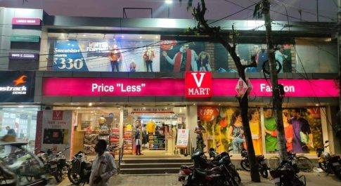 कम मूल्य पर अपने ग्राहकों को फैशन के अच्छे उत्पाद उपलब्ध करा रहा है़ V Mart