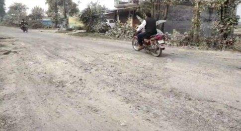 बिगाड़ी सड़कों की हालत, गड्ढों में फंस रहे वाहन ,गड्ढों में सड़क की सड़कों में गड्डा
