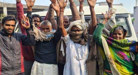 दबंगों द्वारा गांव का रास्ता बंद किए जाने तथा महिलाओं पर गाली गलौज करने के विरोध में ग्रामीणों ने डीएम और एसपी को प्रार्थना पत्र देकर की कार्यवाही की मांग