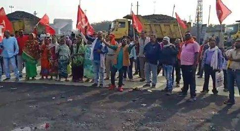 भू-विस्थापितों के आंदोलन से कुसमुंडा खदान बंद : करोड़ों का नुकसान, लिखित आश्वासन, पर आंदोलन जारी