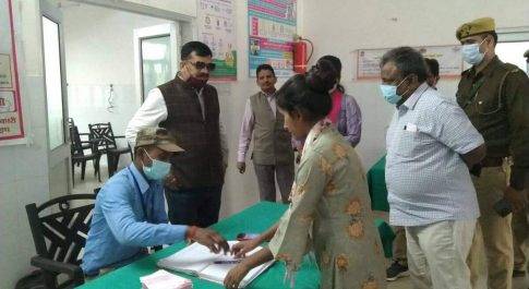 ट्रामा सेन्टर का निरीक्षण कर डीएम ने लिया वैक्सीनेशन कार्य का जायज़ा