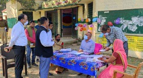 रोल प्रेक्षक आयुक्त देवीपाटन मण्डल ने मतदान केन्द्रों का किया निरीक्षण पुनरीक्षण कार्य की ज़मीनी हकीकत से हुए रू-ब-रू