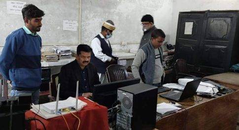 डीएम ने तहसील नानपारा का किया औचक निरीक्षण प्रपत्रों के डिजिटाईज़्ड कार्य का डीएम ने लिया जायज़ा