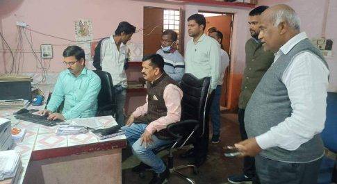 मतदान केन्द्रों व वी.आर.सी. महसी का डीएम ने किया निरीक्षण