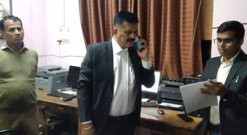 जिलाधिकारी डॉ. दिनेश चन्द्र ने किया तहसील सदर का भ्रमण पुनरीक्षण कार्य की प्रगति का लिया जायज़ा
