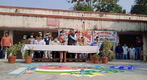 केडीसी में आयोजित हुआ मतदाता जागरूकता शपथ ग्रहण कार्यक्रम छात्र-छात्राओं तथा शिक्षकों को डीएम ने दिलाई निष्पक्ष मतदान की शपथ