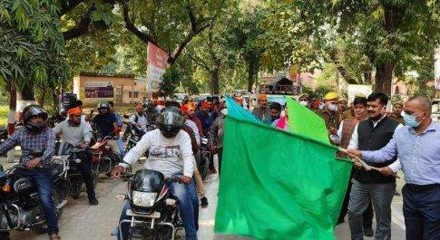 कमिश्नर व डीएम ने हरी झण्डी दिखाकर पराली जागरूकता वैन को किया रवाना
