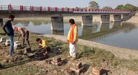 *मुस्लिम प्रधान ने व्यक्तिगत रुप से कराया छठ घाट का निर्माण*