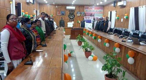 संविधान दिवस के अवसर पर एडीएम ने दिलायी शपथ