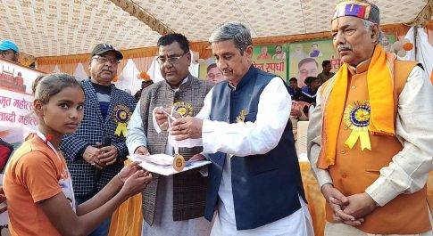 सांसद खेल स्पर्धा के समापन समारोह के मुख्य अतिथि रहे सहकारिता मंत्री मुख्य अतिथि ने विजेता खिलाड़ियों को वितरण किया पुरस्कार व प्रशस्ति पत्र