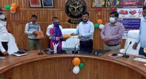 डीएम ने प्रधानमंत्री आवास योजना के लाभार्थियों को वितरण किया मिष्ठान व आवास की चाभी