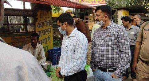 प्याज बिक्रय केन्द्र का जिलाधिकारी ने किया शुभारम्भ
