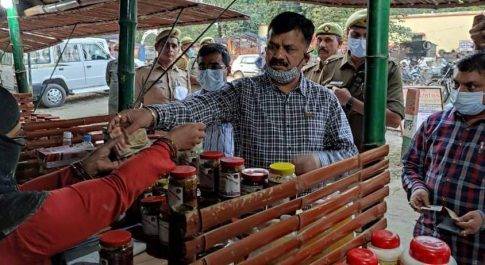 दीपावली की खरीदारी के लिए बी-2 बाज़ार पहुॅचे जिलाधिकारी