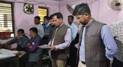 प्रपत्रों के डिजिटाईज़्ड कार्य का डीएम ने लिया जायज़ा