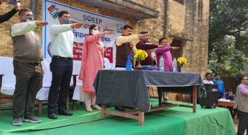श्री शंकर इण्टर कालेज में आयोजित हुआ मतदाता जागरूकता कार्यक्रम  डीएम ने दिलायी मतदाता शपथ
