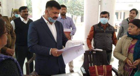 विधानसभा क्षेत्र बहराइच के मतदान केन्द्रों का डीएम ने किया निरीक्षण