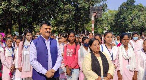 मतदाता सूची पुनरीक्षण कार्यक्रम का जिलाधिकारी ने किया शुभारम्भ